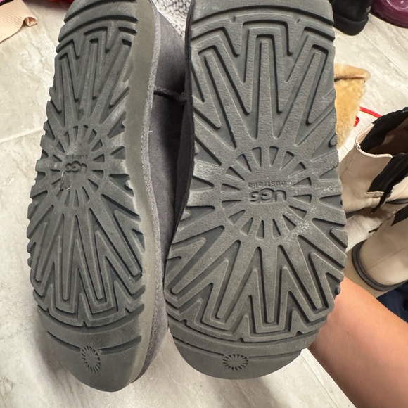 UGG tall boot button detail size 7 - Picture 4 of 4